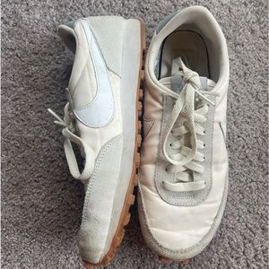 Nike sneakers women’s 7.5 cream